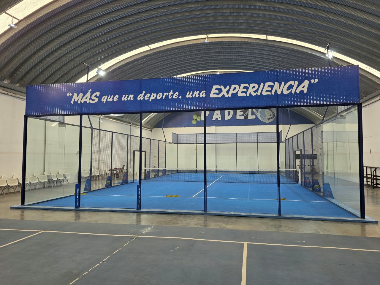 Vista lateral de cancha de pádel
